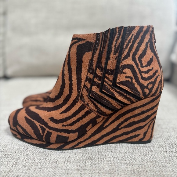 SUGAR. JULIETTE MICROSUEDE ANIMAL PRINT ANKLE WEDGE PLATFORM BOOTIES SZ 8.5 - Picture 1 of 9